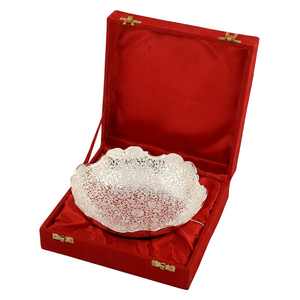 Ensemble de bols décoratifs en laiton plaqué argent, faits à la main, avec des motifs sculptés complexes, plat de service pour desserts en métal, avec boîte de présentation en velours - Product Image 1