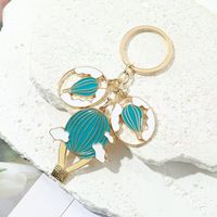 Lot de porte-clés personnalisés en forme de montgolfière bleue, breloques nuage émaillées, anneau en métal doré, souvenir de voyage personnalisé, vente en gros