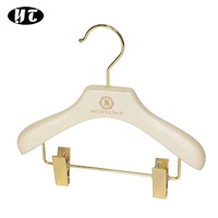 Perlweißes Benutzerdefiniertes Baby- und Kinderkleiderbügel-Set aus Holz mit Goldhaken und Logo