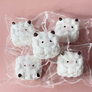 CHENXI Pendentif en silicone en forme de mouton Kawaii, jouet à presser à récupération lente, nouveau style, jouet anti-stress pour enfants - Product Image 1