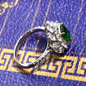 Anillo de Esmeralda Pakistaní con Diseño Floral de Lujo, Esmeralda Natural Verde Verdosa de 1.13CT, Anillo de Boda de Oro de 18K con Diamantes Incrustados - Product Image 2