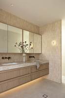 Meuble-lavabo de salle de bain en bois de style transitionnel avec un seul lavabo et portes Shaker pour projet hôtelier