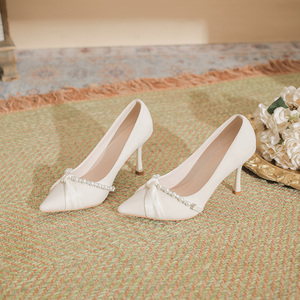 Escarpins élégants à talons aiguilles en microfibre <span class=keywords><strong>beige</strong></span> à bout pointu, <span class=keywords><strong>talon</strong></span> de 8.5cm avec décor de perles et de strass pour l'été - Product Image 2