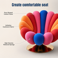 Fauteuil pivotant moderne et artistique avec accents de pétales de fleurs, coloré arc-en-ciel, en velours doux et pieds en métal