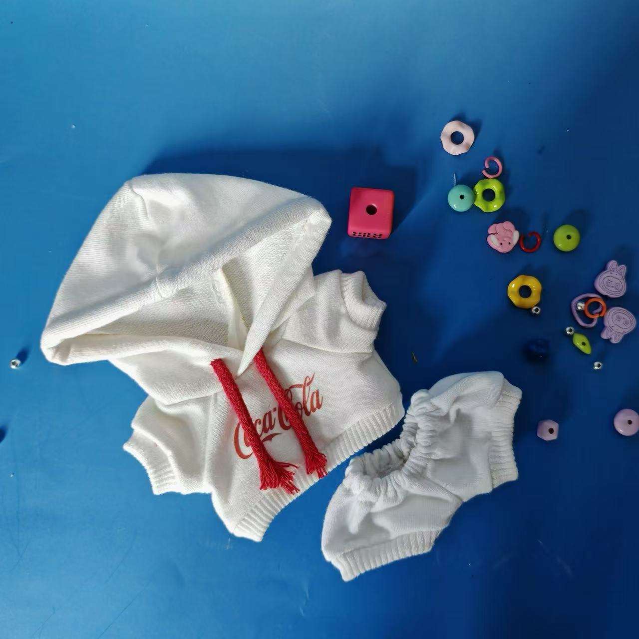 Costume pull Labubu blanc ivoire