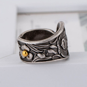 แหวนสแตนเลสลายดอกไม้ วงกว้าง สไตล์เรโทร เครื่องประดับผู้ชาย ของขวัญสำหรับโอกาสต่างๆ ประดับด้วยหินสังเคราะห์ XYR0016 - Product Image 3