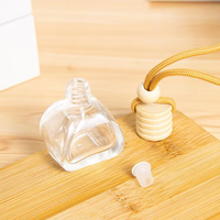 Mini bouteille de parfum de voiture suspendue de 14ml bouteille de diffuseur de voiture d'arôme en verre transparent avec corde de bouchon en bois