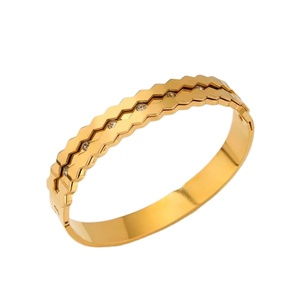 Bracciale a tre strati esagonali intrecciati in acciaio inossidabile placcato oro, gioiello alla moda, regalo unisex - Product Image 1