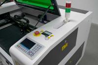 Graveur laser CO2 de bureau économique 7050 60W/80W/100W |   Conception compacte pour le bricolage et les petites entreprises |   Quantité minimale de commande faible