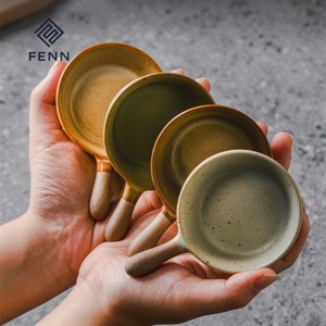 FENNユニークデザインレストラン用丸型陶器寿司ディップボウル、ハンドル付きセラミック醤油皿、ワサビ皿、カスタムメイド - Product Image 5