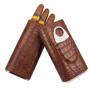 3支架优雅复古风格鳄鱼纹皮革雪松木衬里雪茄盒，包括雪茄切割器