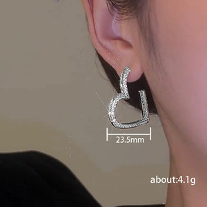Orecchini a Cerchio con Cuore Audace per Donne, Gioielli Chic e di Tendenza - Product Image 2