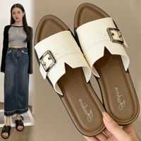 Sandales plates - un style estival tendance, imprimé floral de petite taille à la française, sandales de plage rétro monobloc.