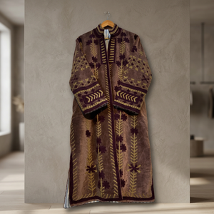 Manteau long en velours taupe marron fait main sur mesure, orné de motifs floraux violets foncés et dorés avec des motifs géométriques - Product Image 5