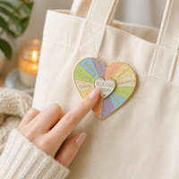 Pins de revers personnalisés en forme de cœur, en métal plaqué or, émail dur, couleur personnalisée, soyeux, pour le bien-être quotidien, qualité supérieure