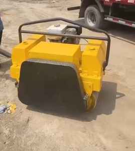 Rouleau compresseur vibrant à double tambour Lutong de 0,6 tonne, compact et facile à manœuvrer, idéal pour l'entretien des fossés étroits et des chemins. - Product Image 5