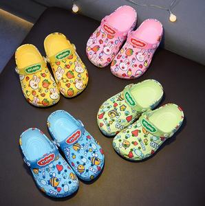 Sandales de jardin en <span class=keywords><strong>plastique</strong></span> pour enfants, prix d'usine, sabots de plage, plateforme d'étiquette de dessin animé, chaussures de jardin imperméables, douces pour bébés, nouveau - Product Image 1