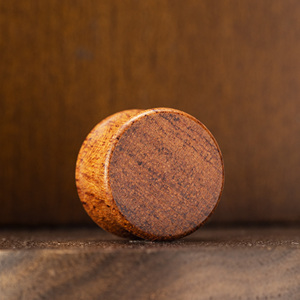 Direkt vom Hersteller: Modischer Körperschmuck aus Natürlichem Rohem Rosenholz mit Holztextur, Vintage-Ohrstecker - Product Image 1