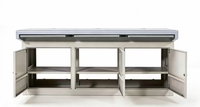Console de salle de contrôle industrielle avec 3 armoires de rangement verrouillables, base de rack de serveur ventilée et trous de gestion des câbles