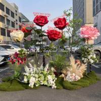 Übergroße Künstliche Rosenblume aus Kunststoff mit Einzelstiel in Rot, Rosa oder Orange für Maßgeschneiderte Einkaufszentrum-Dekoration und Florale Requisiten