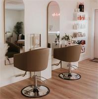 Fauteuil de coiffure moderne à dossier incurvé, réglable en hauteur par vérin hydraulique, pour salon de coiffure