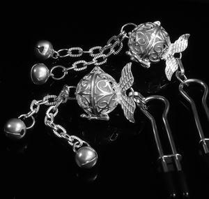 Интересные SM-аксессуары: светящиеся колокольчики-ангелы, зажимы для груди, альтернативные игрушки для тренировок, взрослые секс-игрушки, костюмы Священного Ангела - Product Image 5
