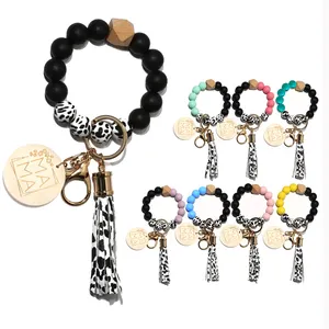 Siliconen kralen armband sleutelhanger voor vrouwen, schattig boho kwastje auto polsbandje sleutelring met MAMA ronde houten hanger - Product Image 1