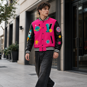 <span class=keywords><strong>Giacca</strong></span> Varsity Personalizzata da Uomo, <span class=keywords><strong>Fucsia</strong></span> e Nero, con Motivi Patchwork e Ricami Grafici, Stile Letterman in Tessuto Pesante Effetto Lana - Product Image 2