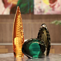 Objet d'art moderne de luxe en verre ambré soufflé à la main, sculpture abstraite en forme de pointe de lance, pièce maîtresse pour la décoration de villa Wabi Sabi
