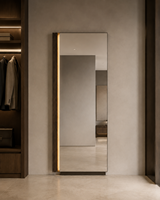 Miroir mural LED pleine longueur personnalisé en noyer avec socle en bronze pour projets hôteliers