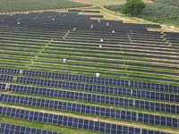 Sistema de Seguimiento Solar Automático con Estructura de Montaje de Paneles Fotovoltaicos de un Solo Eje, Sigue el Sol
