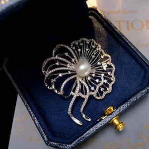 Broche méduse en zircon creux haut de gamme française, perle d'eau douce, fleur, décoration de poitrine, épingles élégantes pour vêtements - Product Image 1