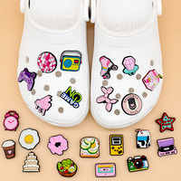 Breloques de chaussures en PVC 2D personnalisées en gros, motifs mignons rétro, jeux, nourriture, skate, breloques décoratives en vrac pour accessoires de chaussures