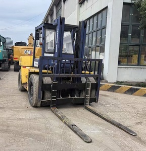 Chariot élévateur diesel Komatsu FD100 d'occasion, 10 tonnes, composants essentiels moteur et pompe, provenant du Japon, testés et inspectés, 2013-2023 - Vente chaude - Product Image 1