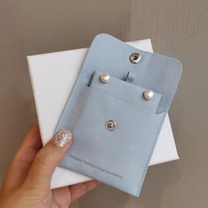 Pochette à Bijoux Ivoire en Microfibre avec Bouton et Support, Pochette Enveloppe en Suédine Personnalisée Estampée à Chaud avec Carte d'Insertion - Product Image 2