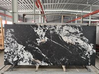 Dalles de pierre frittée noires colombiennes, grandes plaques antidérapantes, finition mate, surface à structure numérique pour murs, sols, usage hôtelier, garantie 5 ans