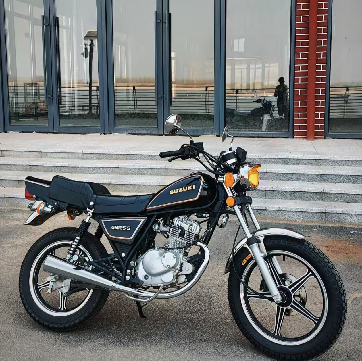 スズキGN125 Suzuki GN125 (1994-2001) Review | Speed, Specs & Prices