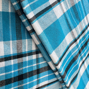 Tissu en rayonne/viscose 100% - Fil Masai teint en rouge à carreaux pour vêtements traditionnels africains - Product Image 5