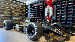 Modèle <span class=keywords><strong>de</strong></span> voiture <span class=keywords><strong>de</strong></span> course F1 personnalisé 1:1, modèle <span class=keywords><strong>de</strong></span> <span class=keywords><strong>train</strong></span> en résine, peint à la main, artistique, intérieur, haute fidélité, simulation réaliste, centre commercial - Product Image 3