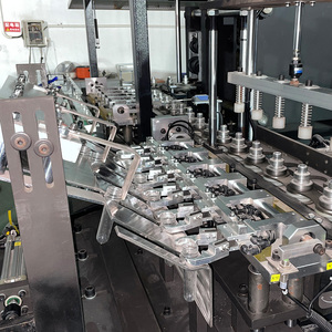 Machine de soufflage de bouteilles en plastique 6 cavités 700 ml 40 kW Servo Automatique pour petites bouteilles d'eau minérale et de boissons Production OEM - Product Image 2