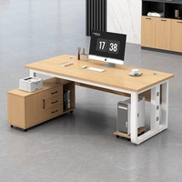 Bureau de direction moderne avec plateau aspect bois clair, base en U blanche et armoire de rangement roulante