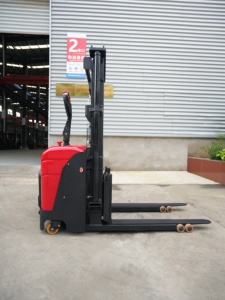 รถยกพาเลทไฟฟ้า รับน้ำหนัก 1500 กก. ใช้มอเตอร์ไฟฟ้ากระแสตรง สำหรับใช้งานภายในอาคาร แบบยืนขับ สีแดงดำ - Product Image 1