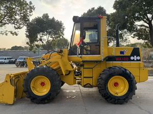 Cargadora de ruedas Komatsu WA100 usada, original de Japón, de segunda mano, pequeña, para construcción y agricultura. - Product Image 1