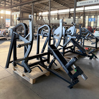 Máquina de remo extrema con carga de placas para entrenamiento de fuerza de brazos sentado, con estructura de acero y características de seguridad para gimnasio