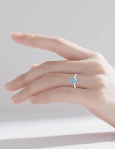 แหวนเพชรทรงคุชชั่นคัทอะความารีนแบบสั่งทำจากโรงงาน SGARIT แหวนทองคำขาว 14K แบบสี่ก้านแหวก ดีไซน์เรียบหรู สำหรับเป็นแหวนหมั้นหรือแหวนแทนใจ - Product Image 5