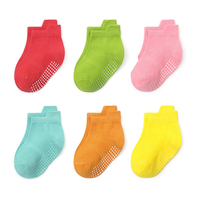 Chaussettes antidérapantes quantité minimale de commande bas pour les jeunes à usage domestique Château plein d'entrain pour enfants doux et respirant Logo personnalisé sur le fond pour parc de trampoline