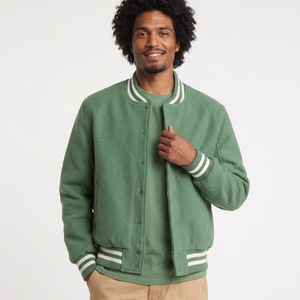 Chaqueta Varsity de Invierno Personalizable en Verde Claro, 100% Lana, Estilo Urbano con Cuello Alto, Logotipo Universitario Premium, Tela de Lona - Product Image 1