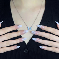 Faux ongles à presser French press on, dégradé nude délicat, avec décor en perles et strass et bordure en V, style minimaliste. Fournitures pour ongles en gros pour supermarchés.