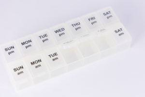 กล่องจัดยา 14 ช่อง แบบรายสัปดาห์ ดีไซน์ AM-PM พร้อมฝาล็อค สีขาว ขายดี - Product Image 2