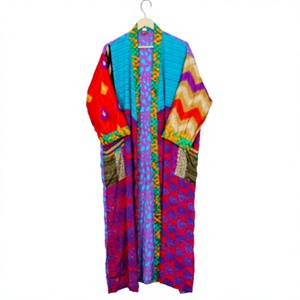 Kimono long en soie patchwork à col en V, style bohème, en sari recyclé, pour l'été, robe de nuit, cadeau pour maman, paréo sexy pour bikini - Product Image 1